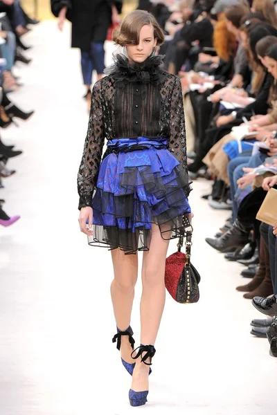 Look 16